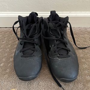 Men’s Size 9 Black Nike AirMax basketball shoes